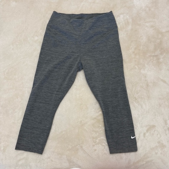 Nike Dri-FIT Women’s M Gray Heathered Capri Cropped Leggings Activewear - Picture 1 of 6